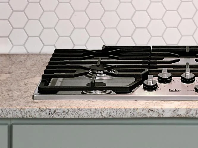 Continuous Grates (Cooktops) - Move your pots and pans between burners easily