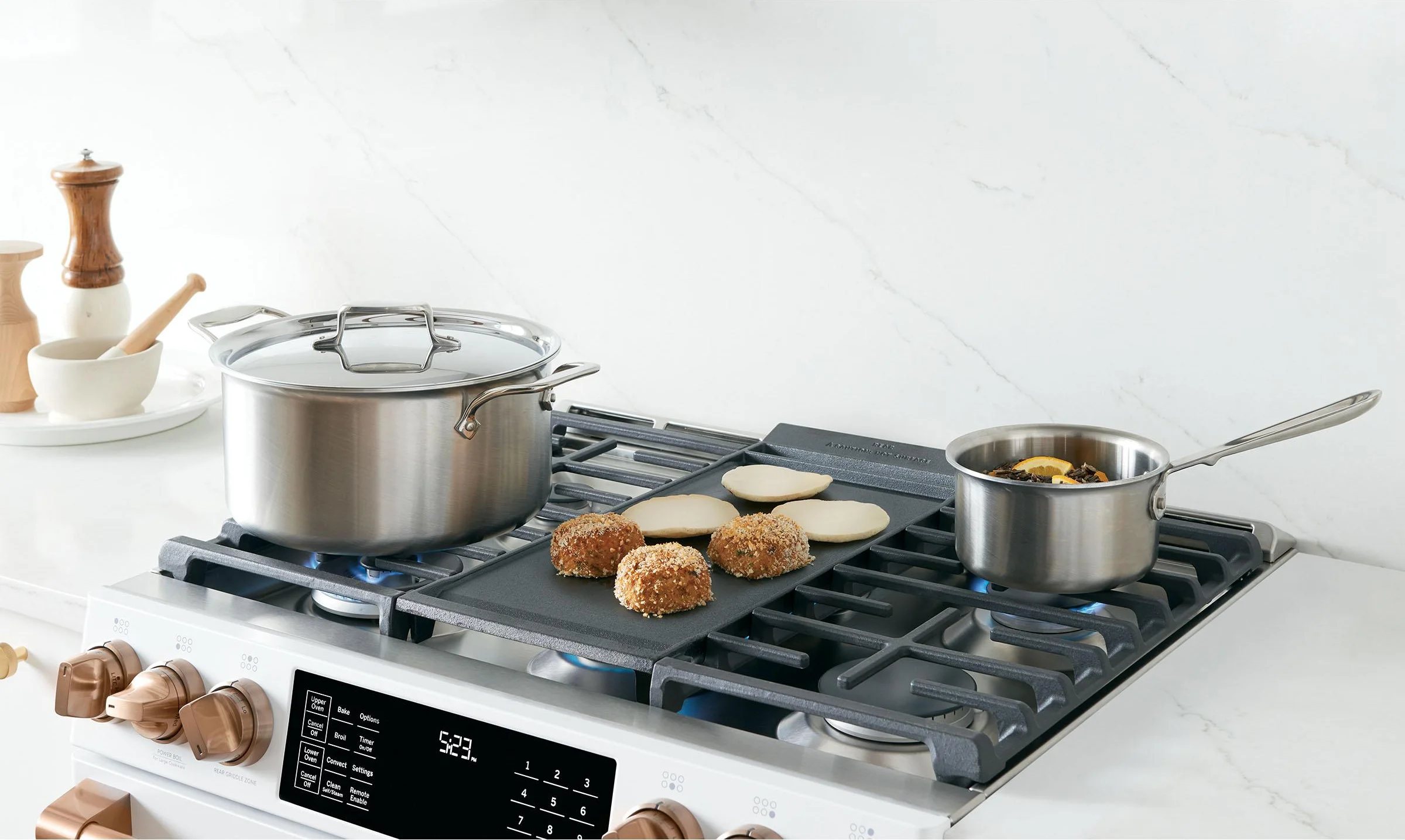 Expansive six-burner cooktop helps you entertain with ease