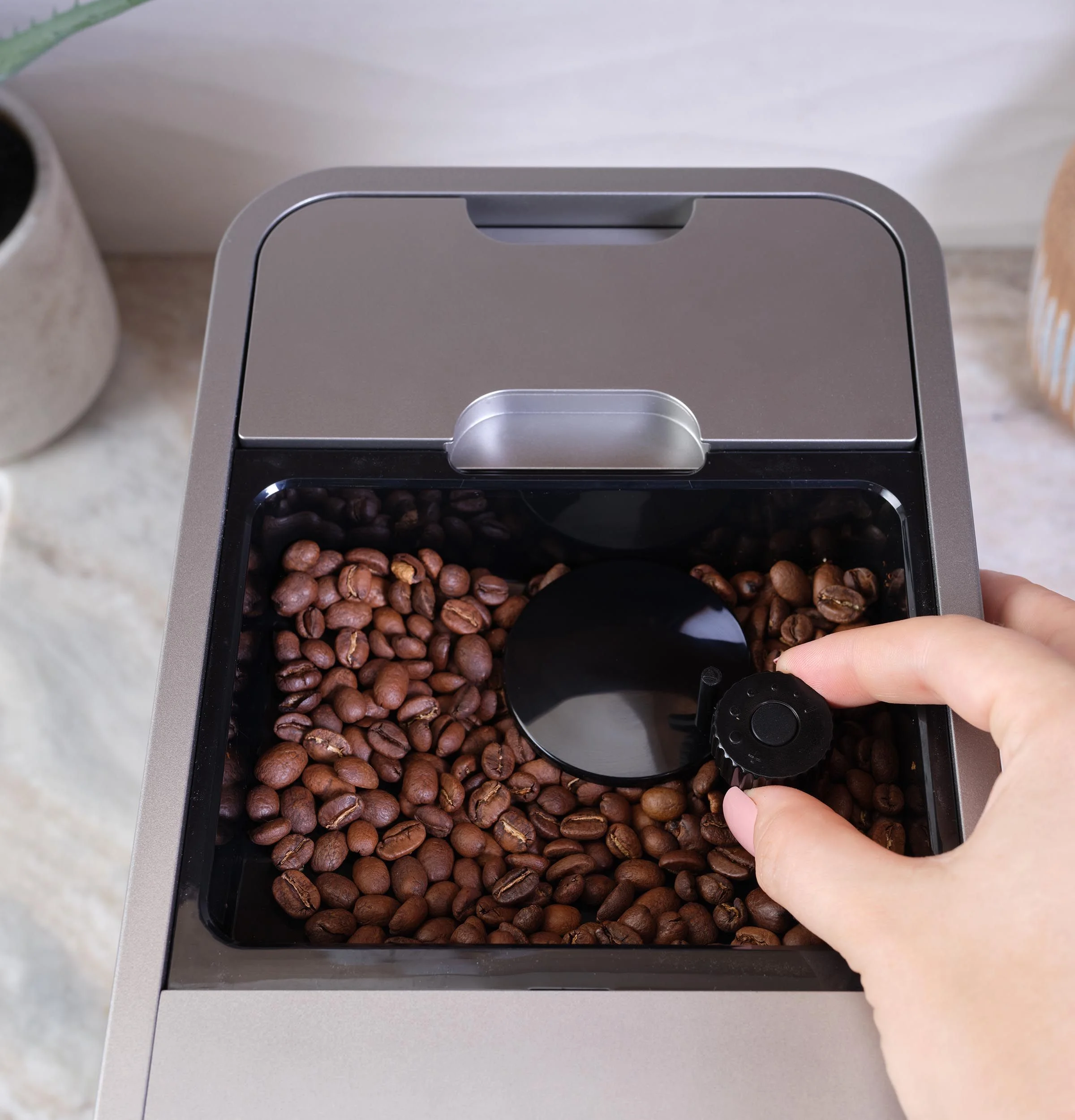 Built-In Conical Burr Grinder & Adjustable Grind Size