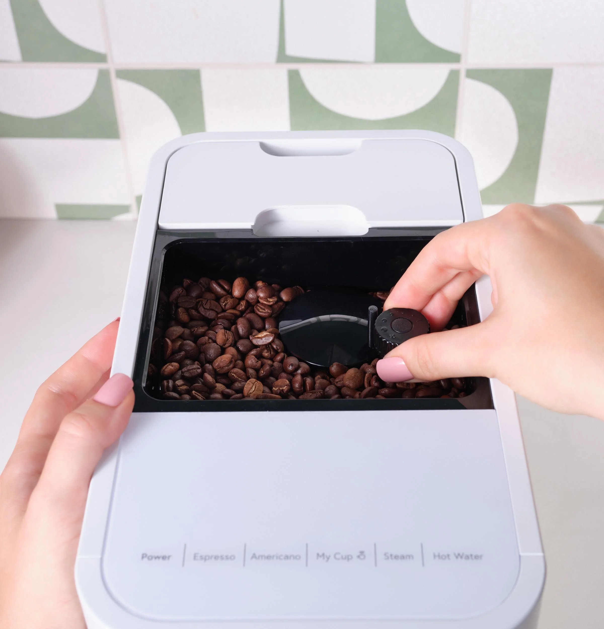 Built-In Conical Burr Grinder & Adjustable Grind Size