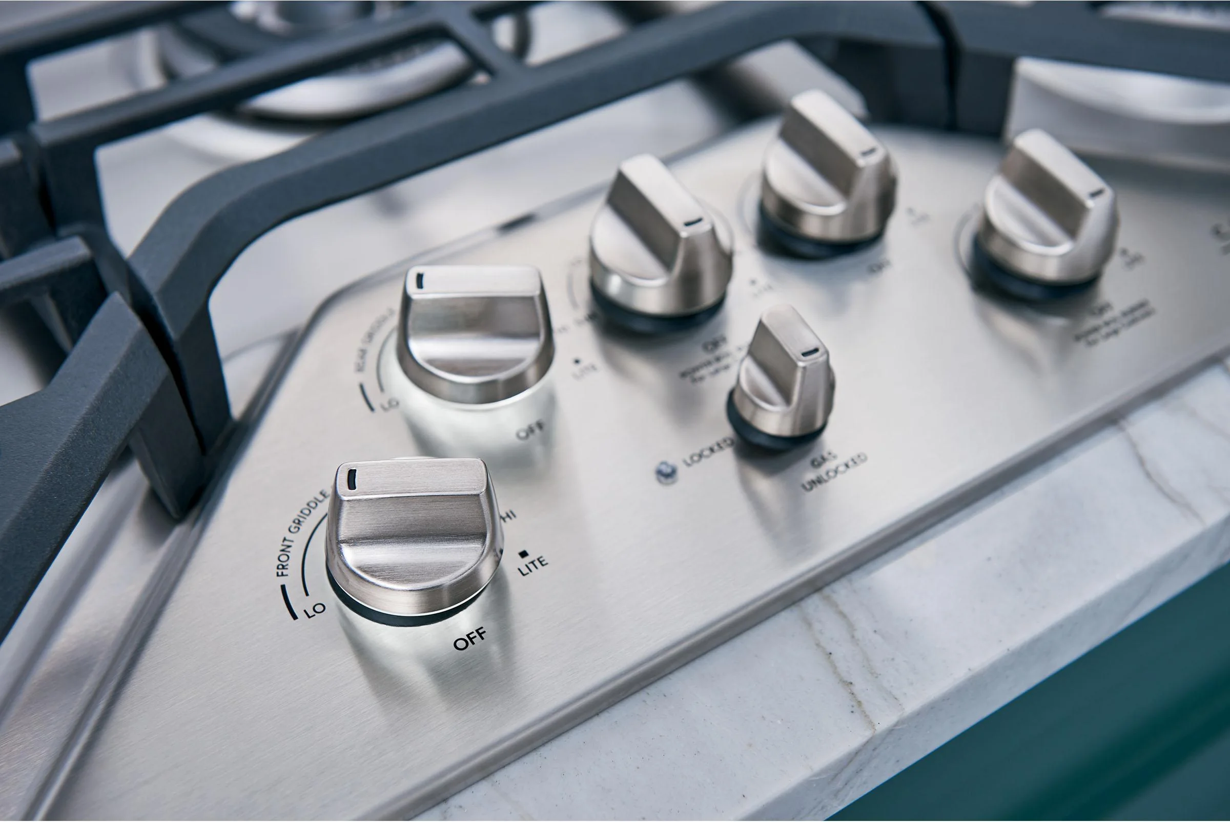Stylish knobs show when burners are on