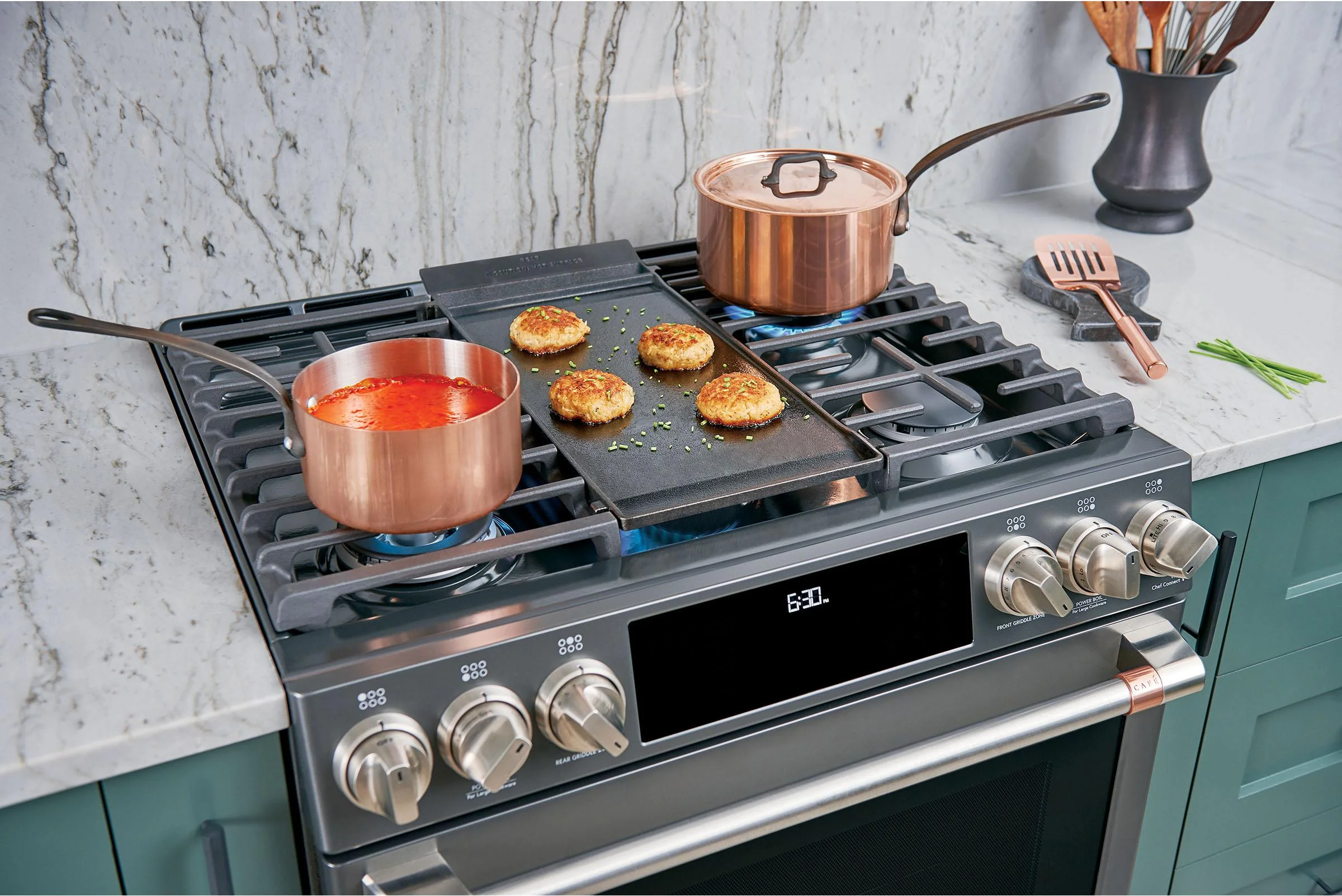 Expansive six-burner cooktop helps you entertain with ease