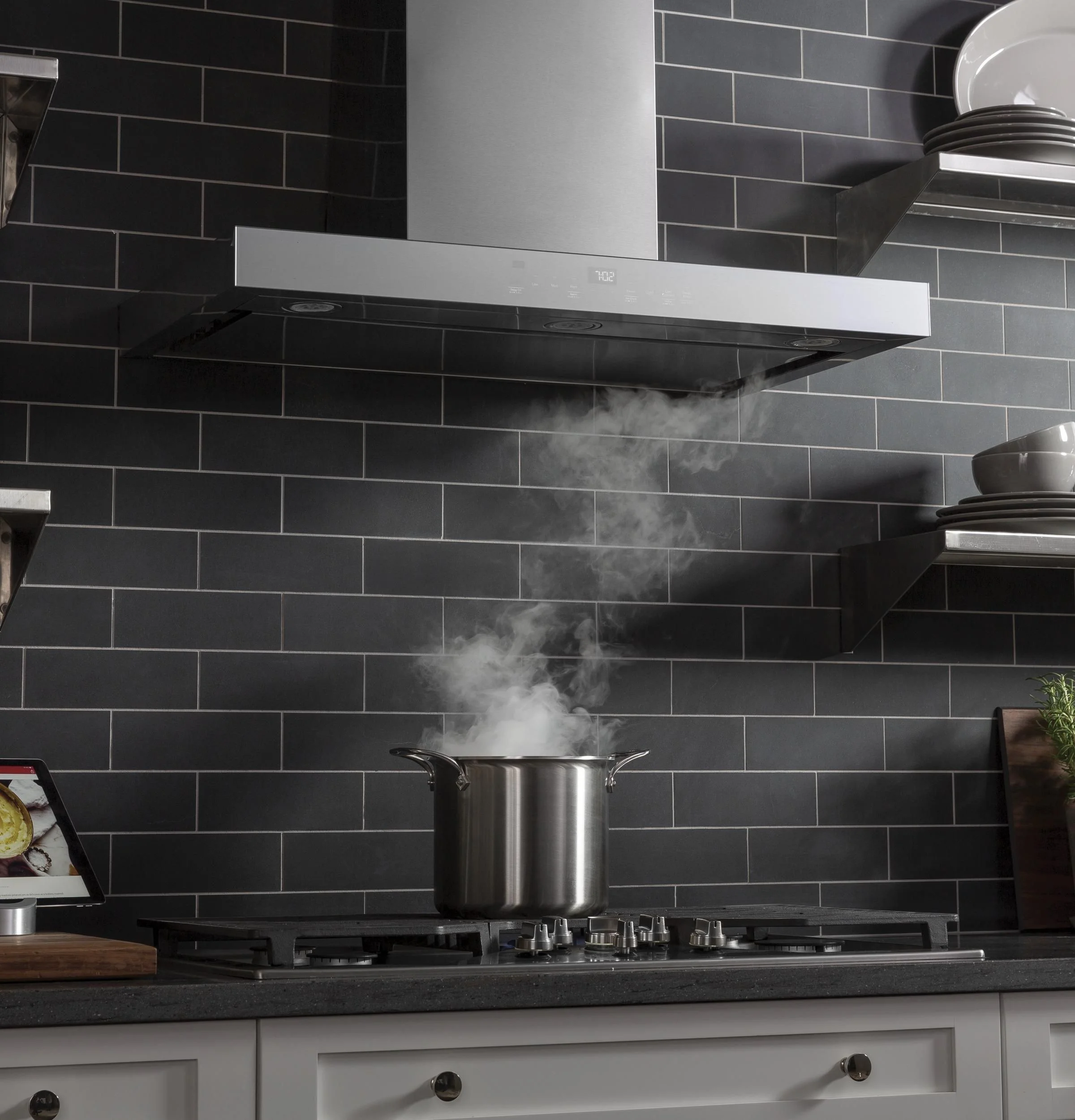 610-CFM range hood blower with four-speed fan control