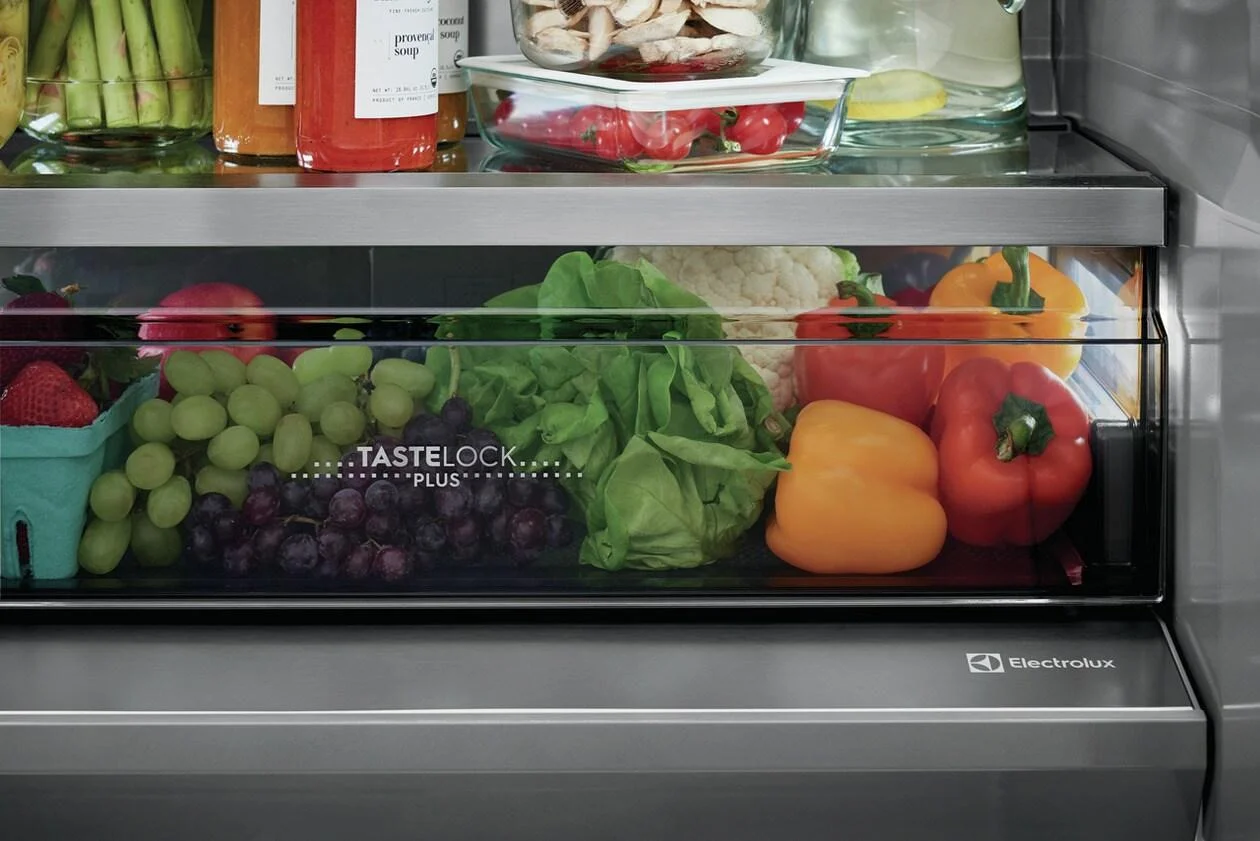 TasteLock(TM) Plus Crisper with Auto-Humidity Control