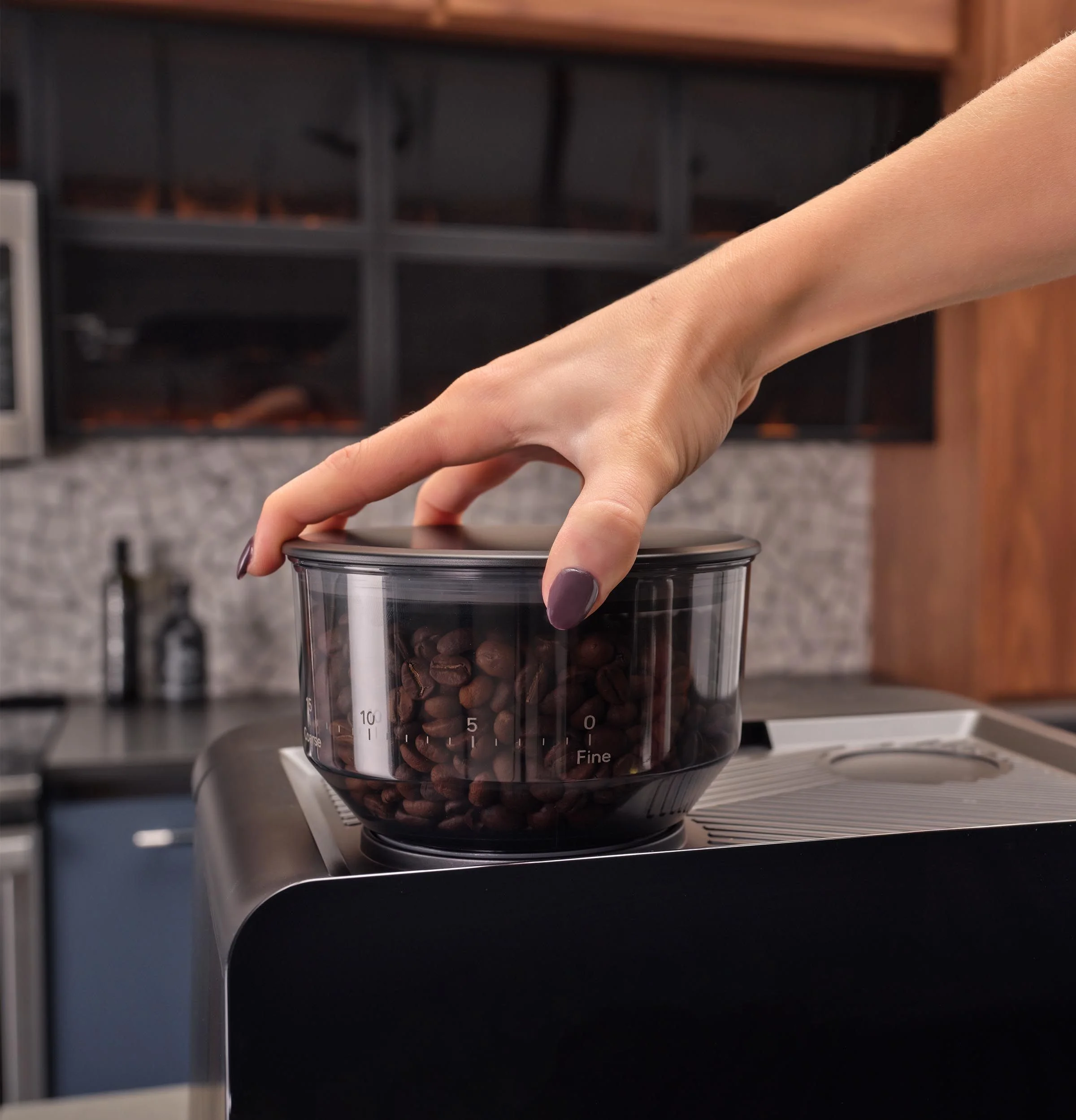Built-In Conical Burr Grinder & Adjustable Grind Size