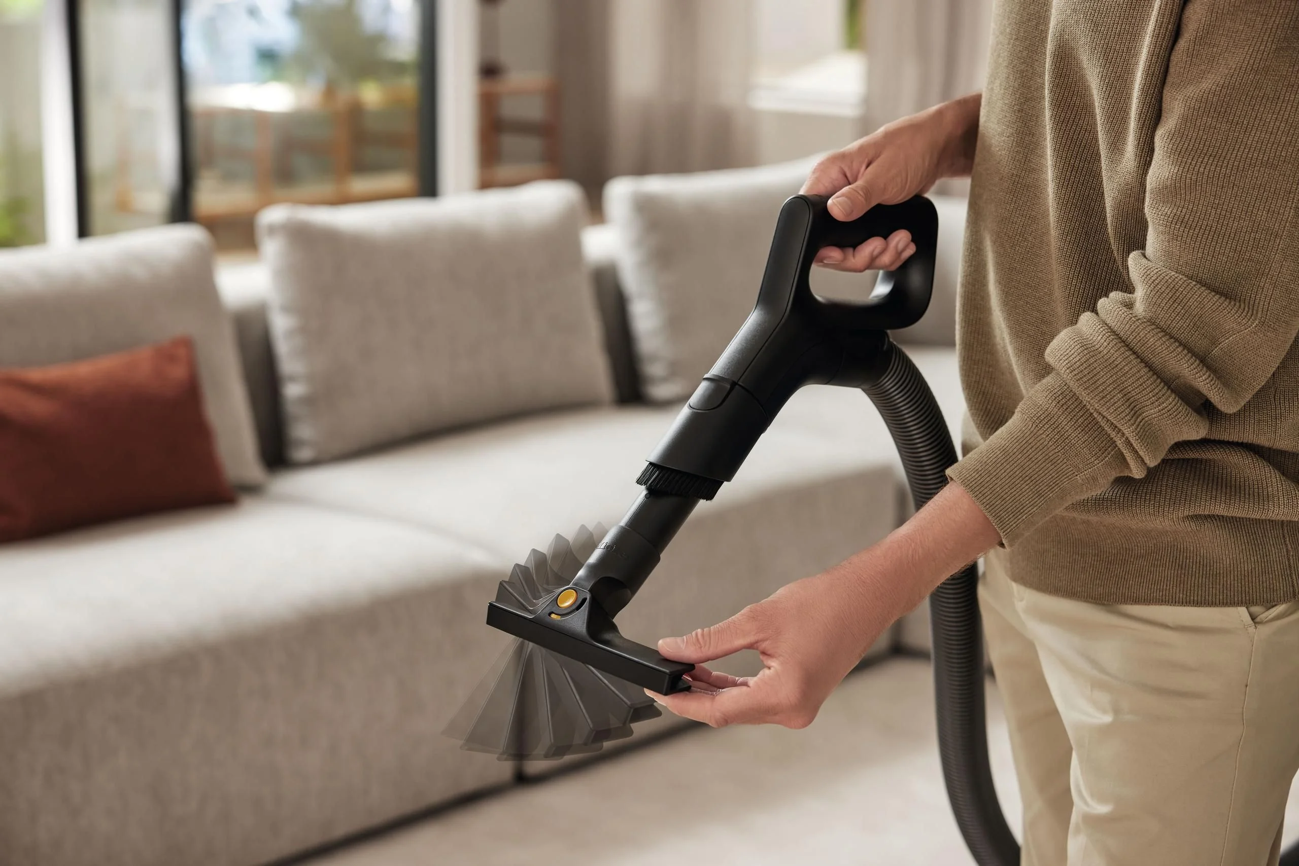 Integrated 2-in-1 upholstery and crevice nozzle