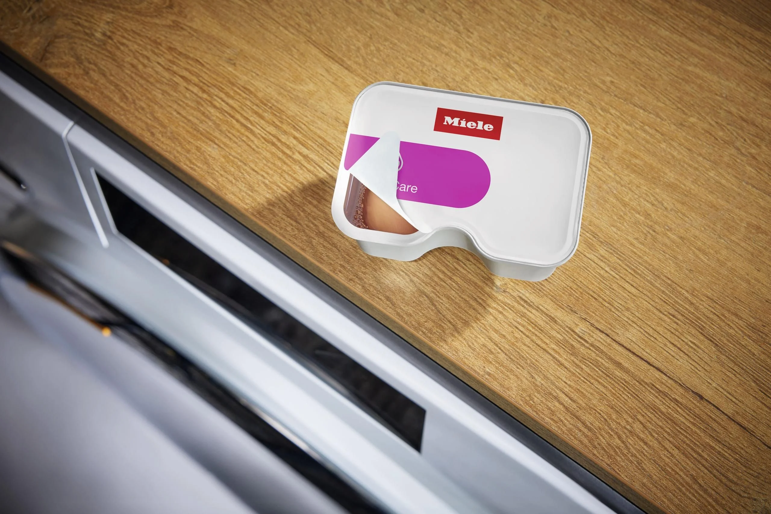 Capsules with pull-tag lid