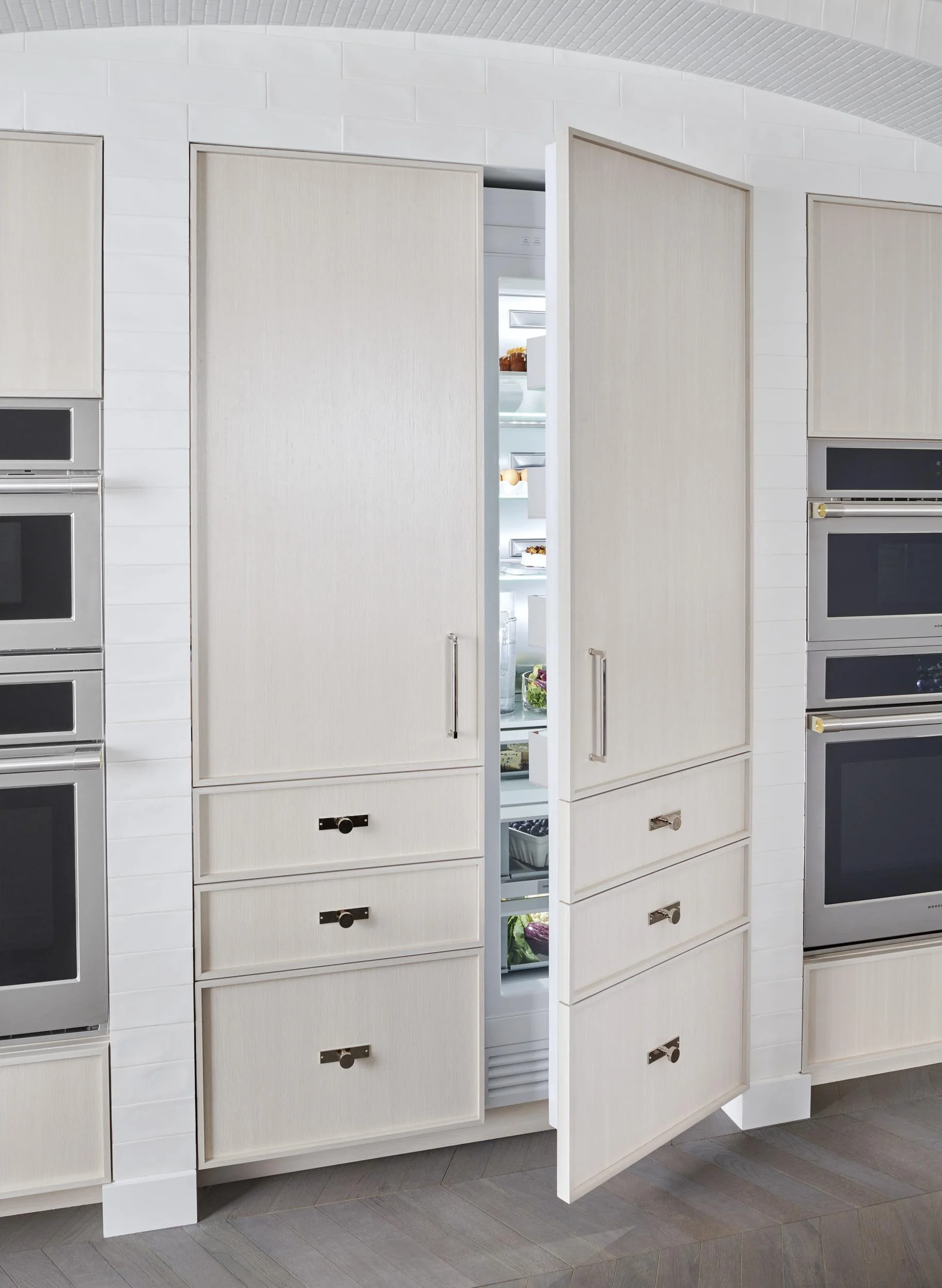 Panel-ready exterior with six-way adjustability